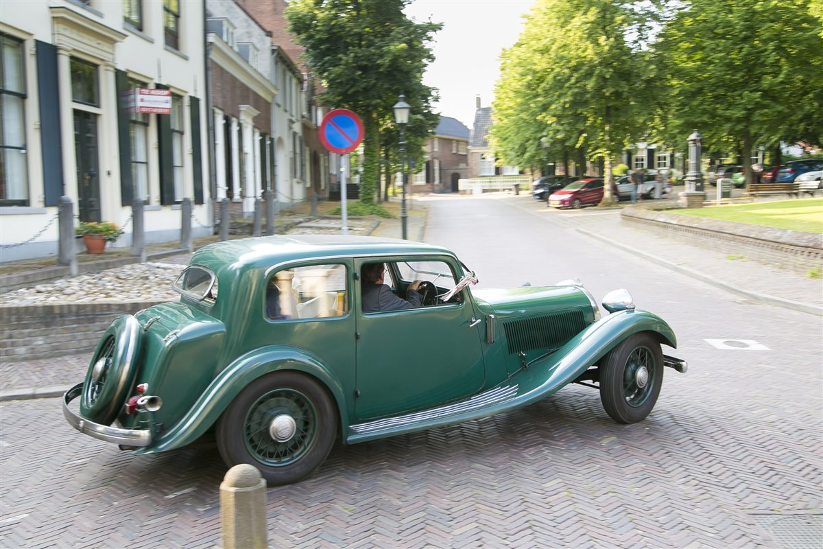 Klassieke auto uit het beeldarchief van Moesenbroeck